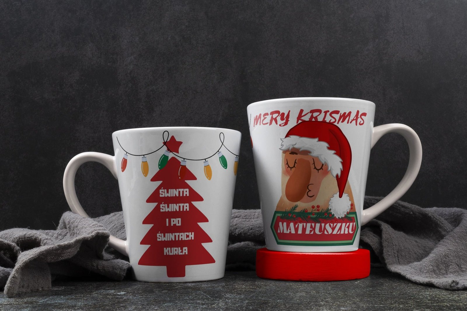 kubek personalizowany z napisem „Świnta i po Świntach – kurła” i imieniem