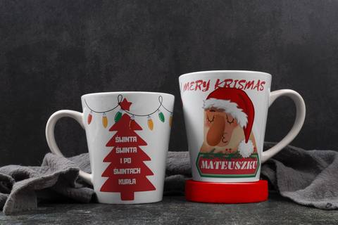 kubek personalizowany z napisem „Świnta i po Świntach – kurła” i imieniem